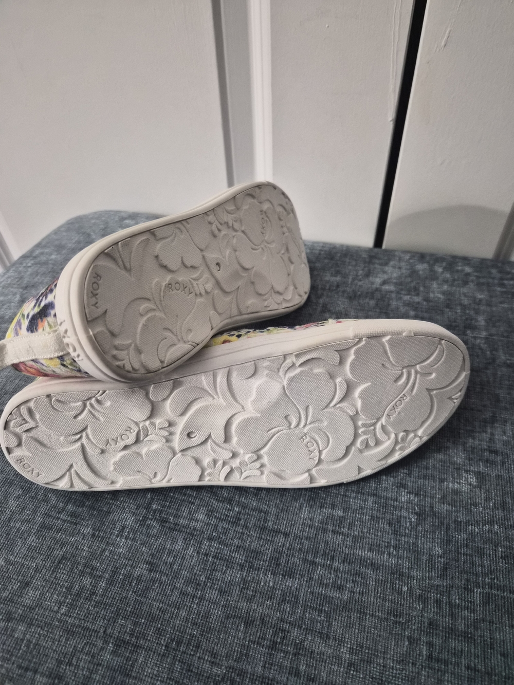 Roxy White and Gray Floral Shoe Sleeve - Picture 8 of 13